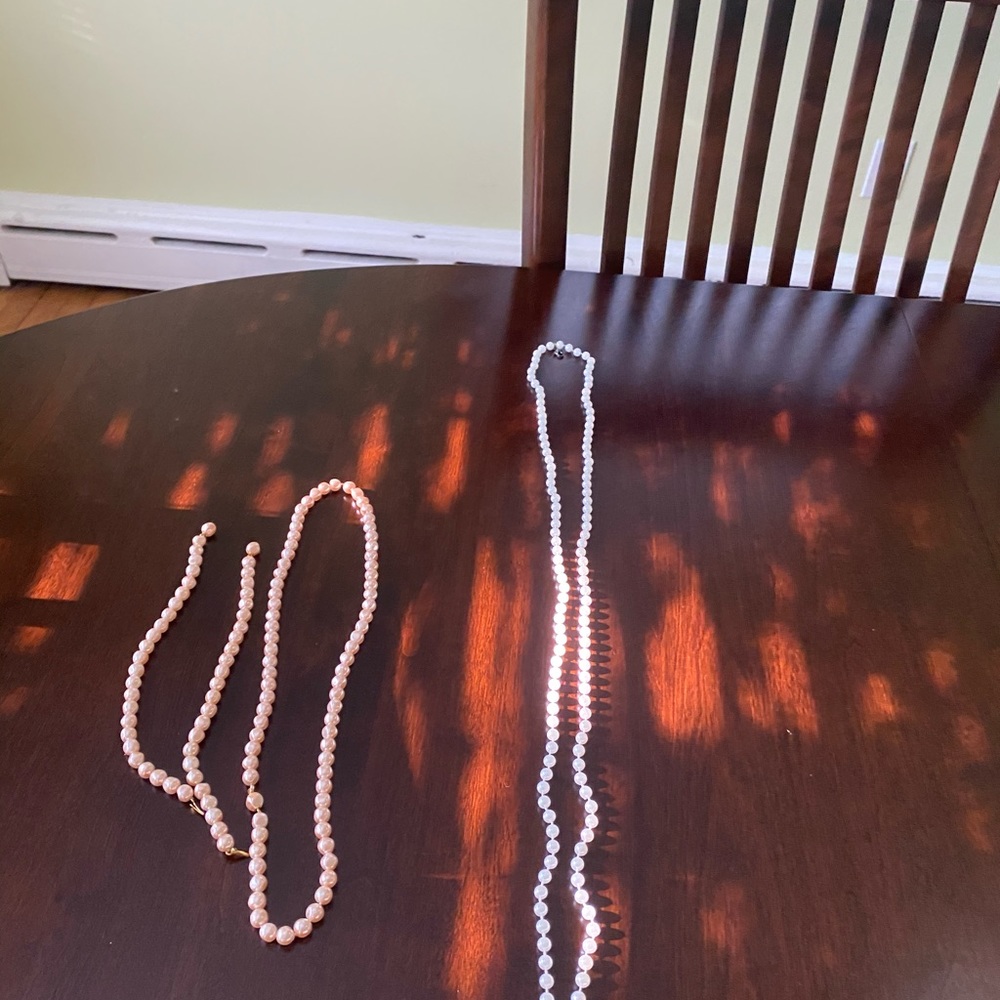 Peach pearl necklace  with two bracelets.